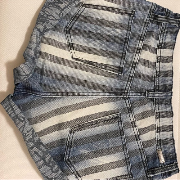 Striped jeans shorts - Picture 6 of 10